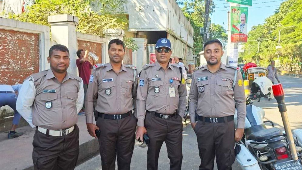 পুলিশের নতুন পোশাক নিয়ে অসন্তোষ, শতকোটি টাকা অপচয়