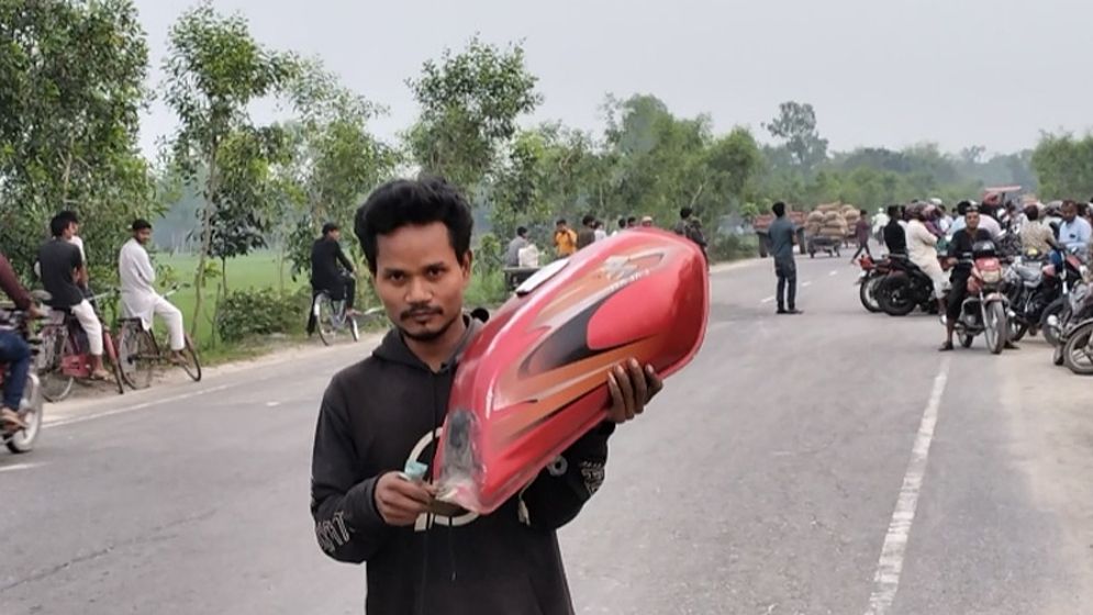 বাইকে তেল শেষ, ট্যাংকি খুলে পাম্পে ২ যুবক 