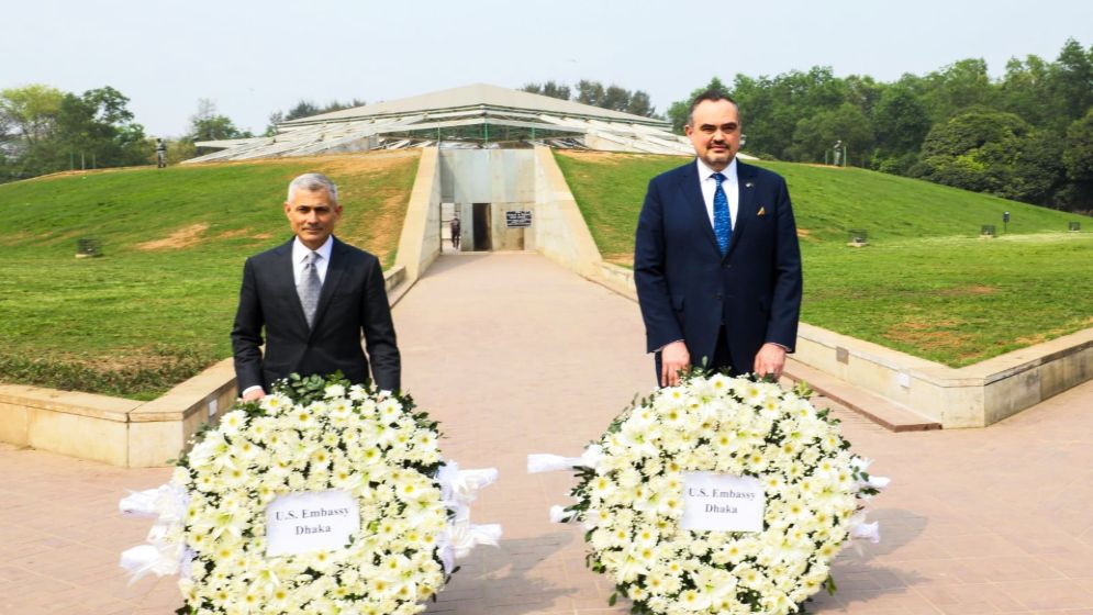 জিয়া দম্পতির কবরে পল কাপুরের শ্রদ্ধার্ঘ
