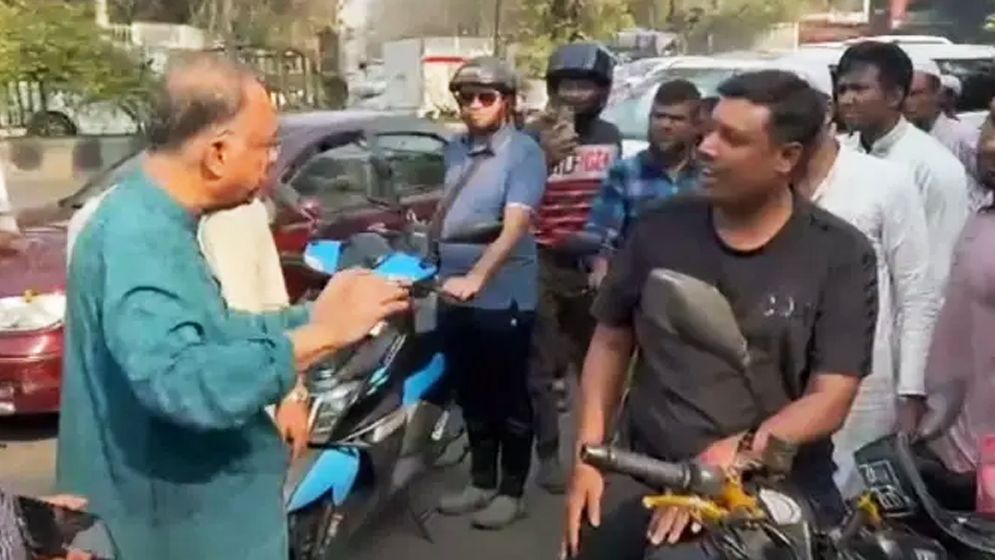 হঠাৎ জ্বালানি তেলের পাম্প পরিদর্শনে জ্বালানিমন্ত্রী