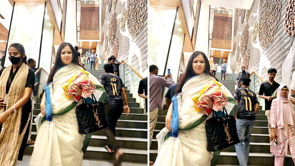 ফ্রি ব্যাগ না পেয়ে আড়ং থেকে কাপড় হাতে বের হলেন রুমিন ফারহানা