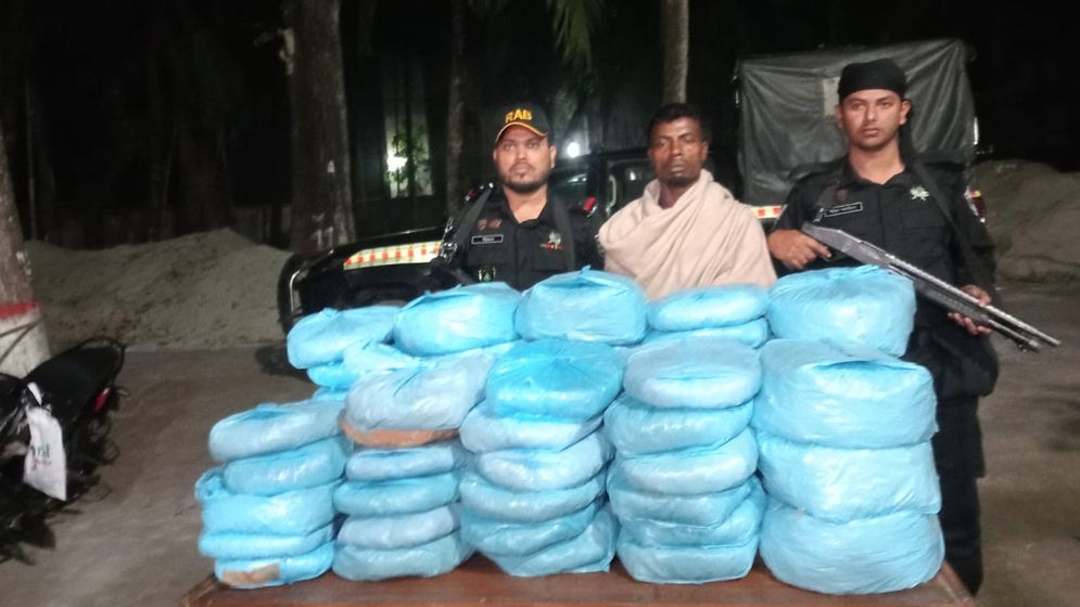বাগেরহাটে ৬৬ কেজি গাঁজাসহ পিকআপ জব্দ, আটক ১