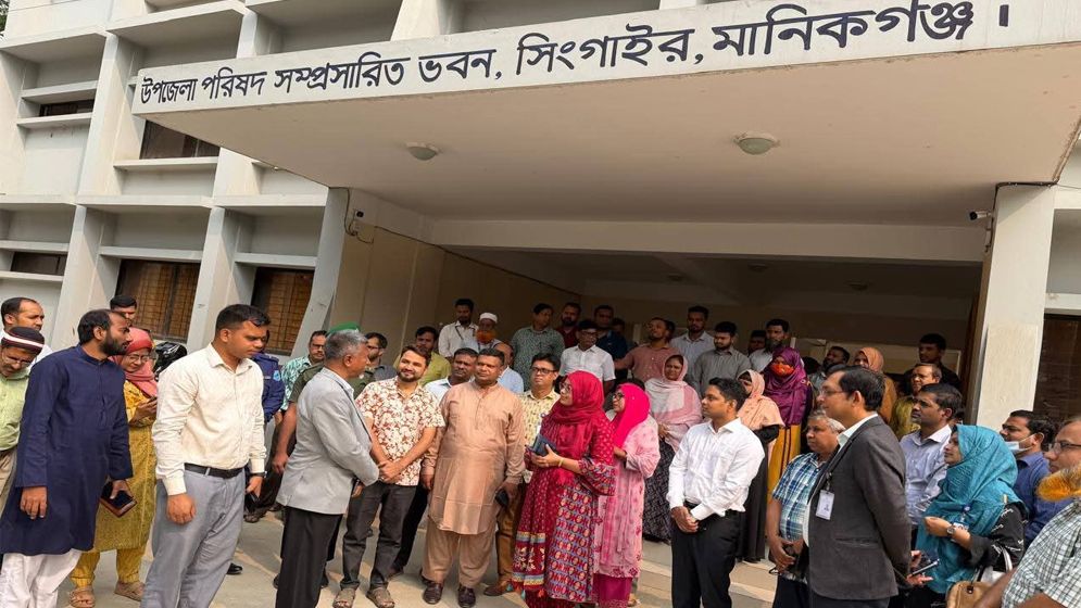 ছদ্মবেশে সিংগাইর উপজেলা চত্বরে জনপ্রশাসন প্রতিমন্ত্রী
