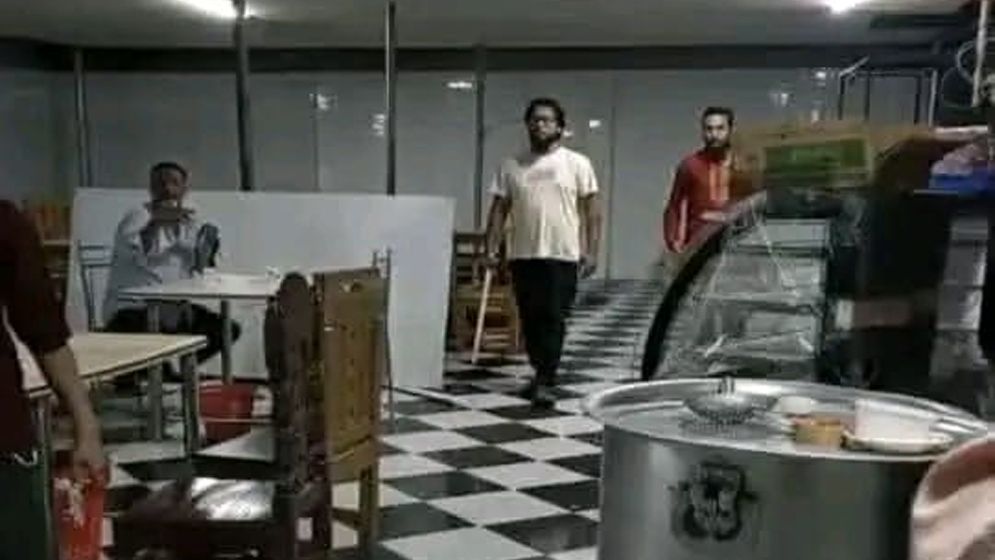 ফেনীতে যুবদল কর্মীকে চাঁদা না দেওয়ায় রেস্টুরেন্ট ভাঙচুর ও লুট 