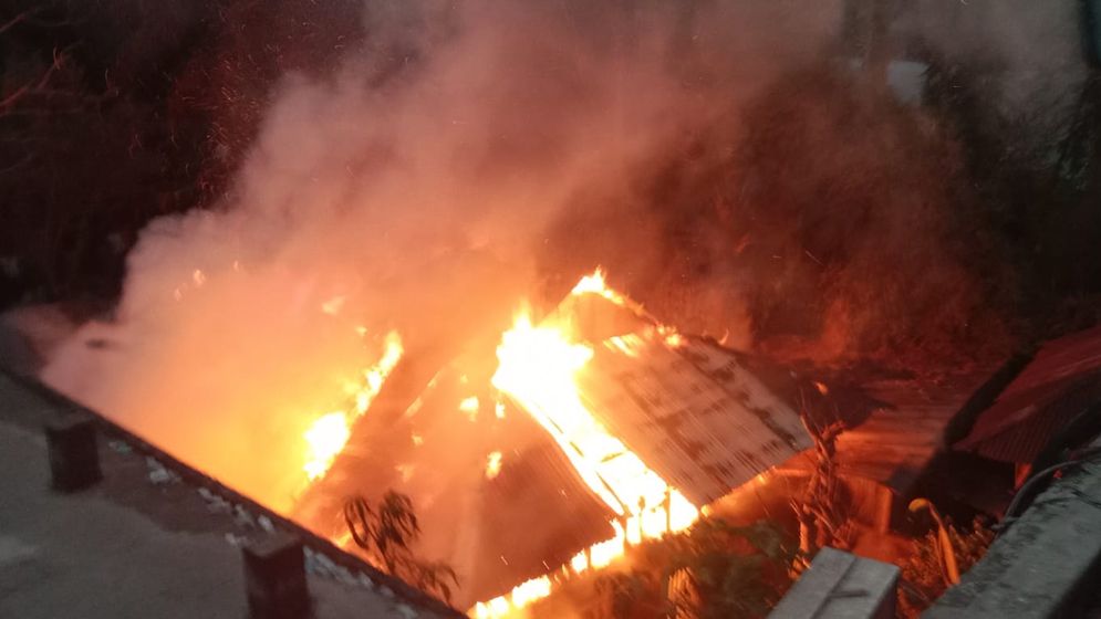 কাঁঠালিয়ায় অগ্নিকাণ্ডে দুটি বসঘর পুড়ে ৫ ছাই