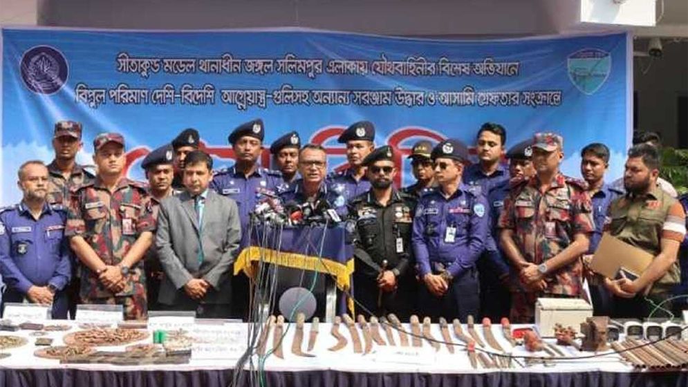 জঙ্গল সলিমপুরে যৌথবাহিনীর অভিযানে বিপুল অস্ত্রসহ আটক ২২