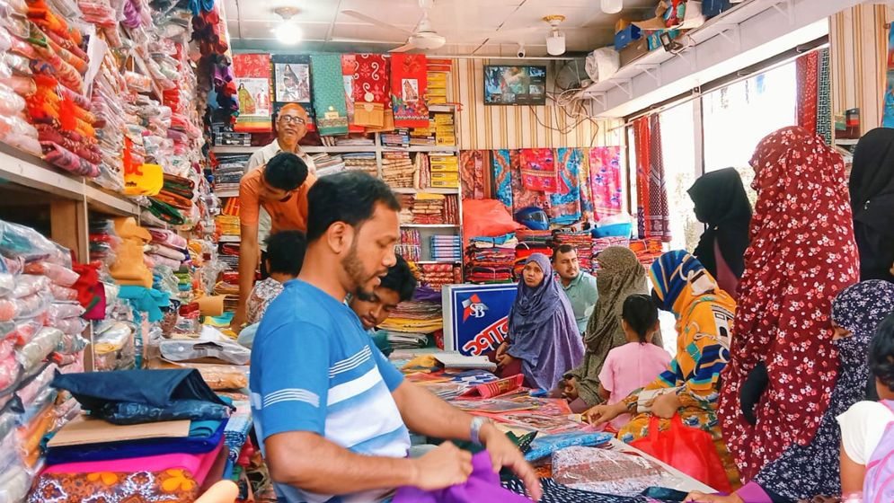 জমজমাট মহম্মদপুরের ঈদ বাজার, পোশাক কিনতে ক্রেতাদের ছুটাছুটি 