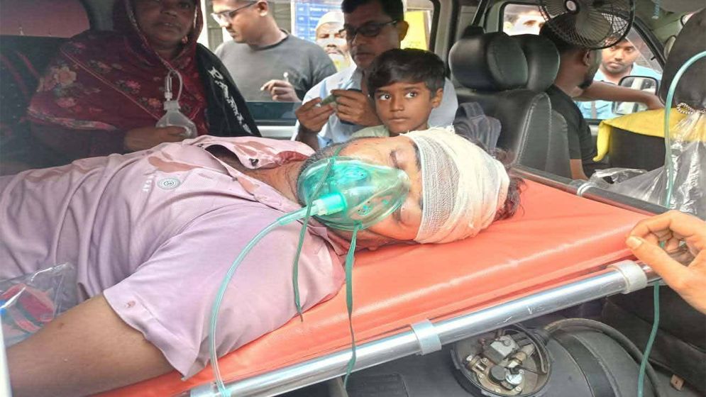 সাতক্ষীরায় এজেন্টকে কুপিয়ে ১০ লাখ টাকা ছিনতাই 