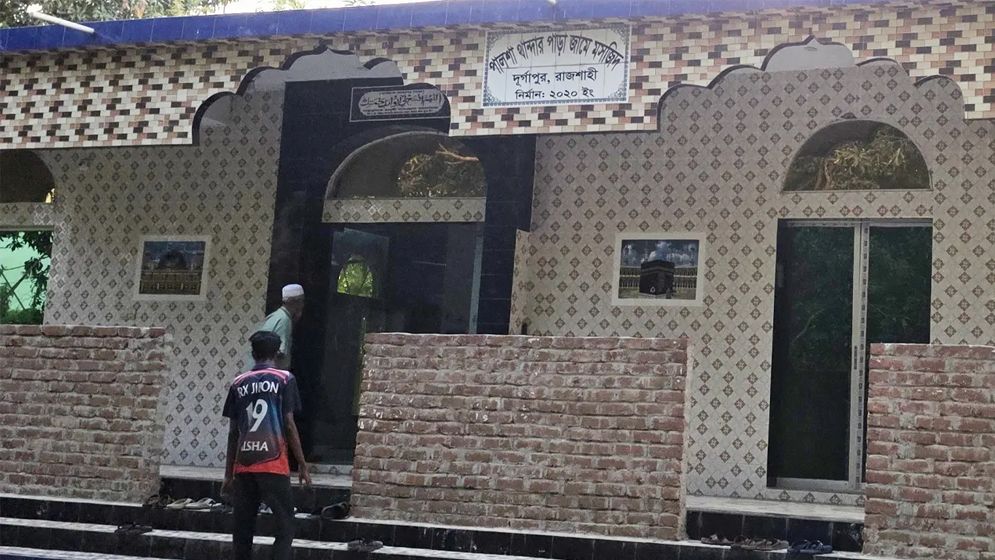 আজান দিলেই মসজিদে আসে সাপ!