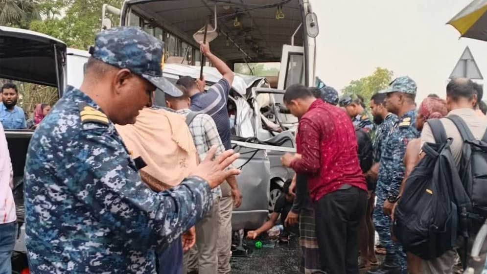 বাগেরহাটে বাস-মাইক্রোবাসের সংঘর্ষে নিহত ১৩