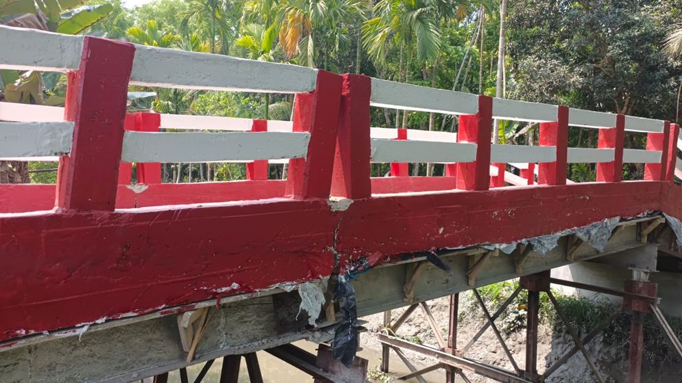 ৪২ লাখ টাকার ব্রিজ হস্তান্তরের আগেই হেলে পড়েছে