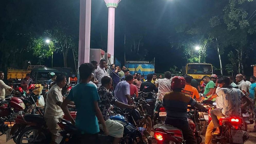 পেট্রোল পাম্পে লম্বা লাইন