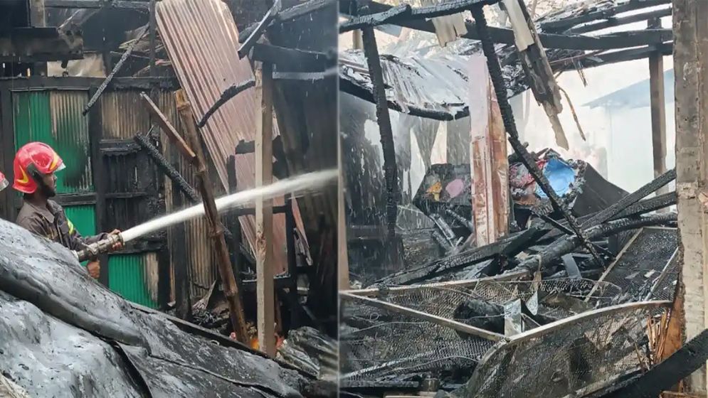 মতলবে অগ্নিকাণ্ডে তিন ঘর পুড়ে ছাই