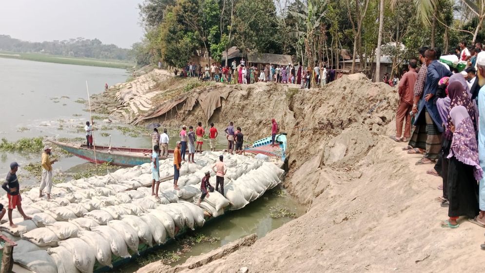 মধুমতির ভাঙনে বসতভিটা হারিয়ে দিশেহারা শতাধিক পরিবার 