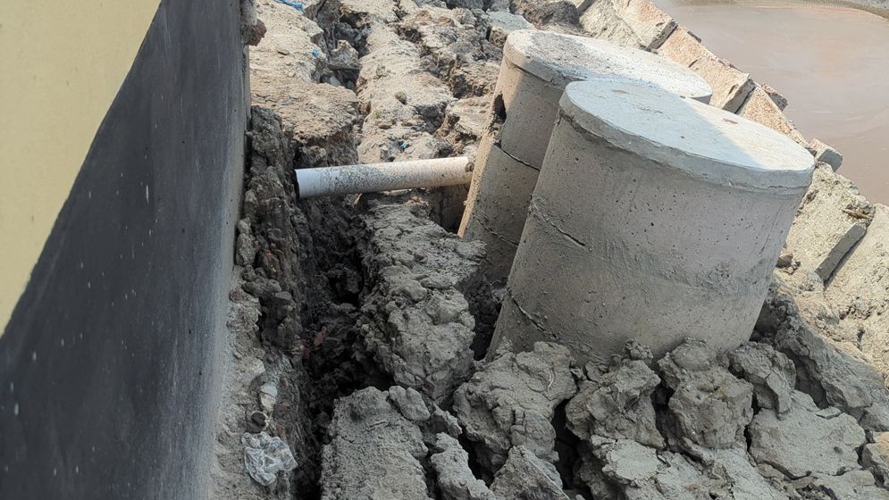 সাতক্ষীরায় হস্তান্তরের আগেই ধসে পড়ছে প্রকল্প