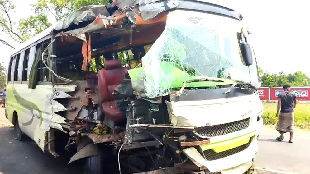 দুই বাসের মুখোমুখি সংঘর্ষে নিহত ১, আহত ৮  