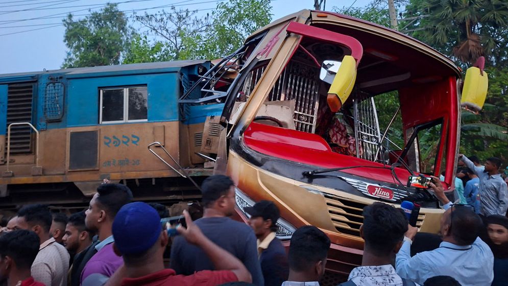 কুমিল্লায় বাস-ট্রেন সংঘর্ষে দায়িত্বে অবহেলা, দুই গেটম্যান বরখাস্ত