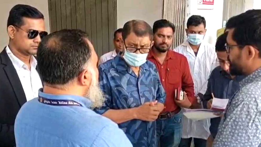 হাসপাতাল পরিদর্শনে গিয়ে স্বাস্থ্যমন্ত্রী দেখলেন অর্ধেক চিকিৎসক নেই  