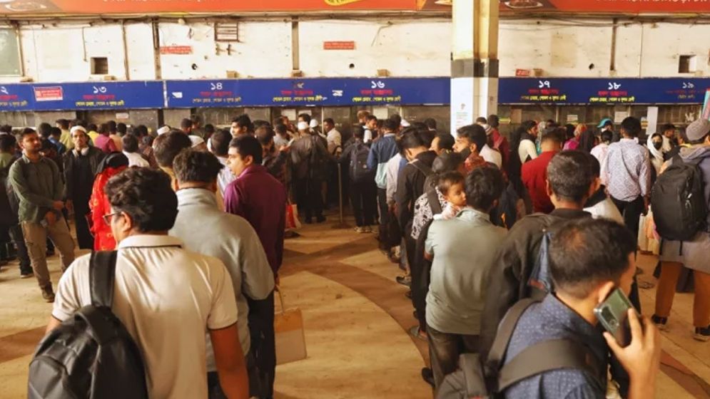 কমলাপুর স্টেশনে ঘরমুখো মানুষের উপচেপড়া ভিড়  
