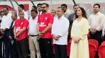 প্রীতি ফুটবল ম্যাচ দেখতে মেয়ে জাইমাকে নিয়ে স্টেডিয়ামে প্রধানমন্ত্রী