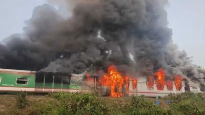 সীতাকুণ্ডে চট্টলা এক্সপ্রেসে আগুন