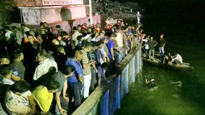 দৌলতদিয়ায় বাস ডুবি: ২ নারীর মৃত্যু, ৮ জন উদ্ধার, পানির নিচে ৩৩