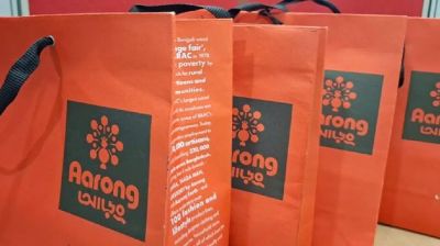 ব্যাগের জন্য অতিরিক্ত টাকা, আড়ংকে আইনি  নোটিশ 