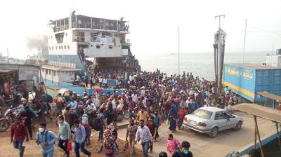 ঈদ শেষে দৌলতদিয়া ঘাট দিয়ে ফিরছে কর্মজীবীরা