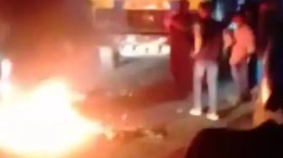 তেল না পেয়ে পাম্পের সামনে আগুন, সড়ক অবরোধ