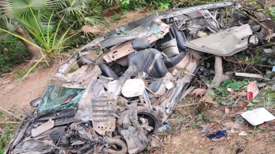 ঢাকা-চট্টগ্রাম মহাসড়কে প্রাইভেটকার খাদে, একই পরিবারের ৫ জন আহত