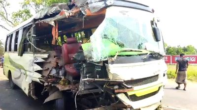 দুই বাসের মুখোমুখি সংঘর্ষে নিহত ১, আহত ৮  