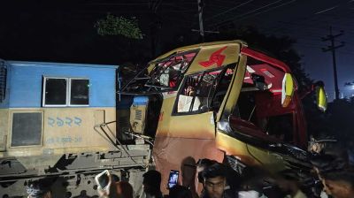 লেভেল ক্রসিংয়ে উঠে পড়া বাসের সঙ্গে ট্রেনের সংঘর্ষ, নিহত ১২ 