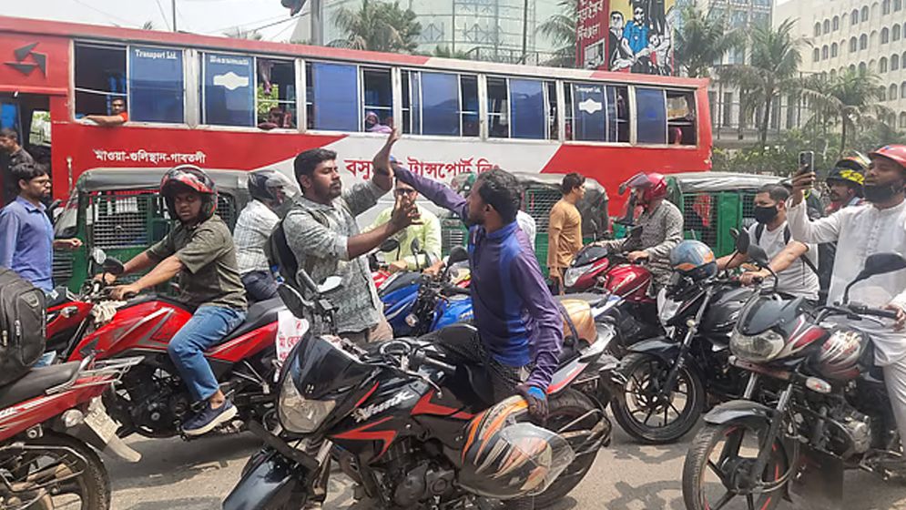 ছুটির দিনেও লম্বা লাইন ফিলিং স্টেশনে, হাতাহাতি-হট্টগোল