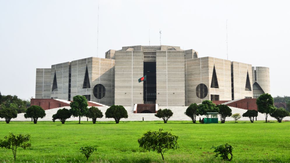 সংসদের প্রথম অধিবেশনের শুরুতেই হট্টগোলের আভাস