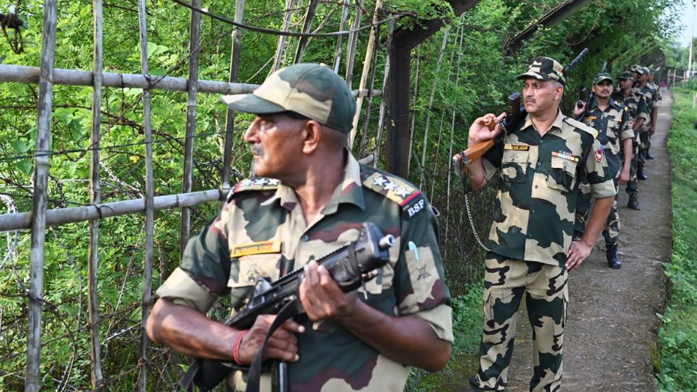 তিন বাংলাদেশিকে আটক করেছে বিএসএফ