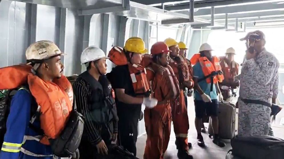 বাংলাদেশিসহ ১৮ নাবিককে উদ্ধার করলো পাক নৌবাহিনী
