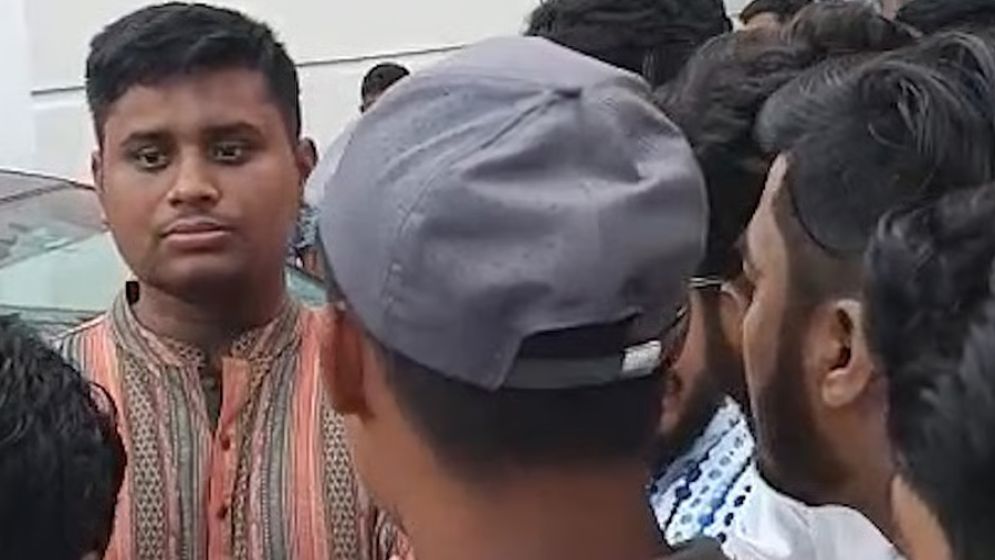 ‘জুলাই যোদ্ধা’দের তোপের মুখে হাসনাত আবদুল্লাহ