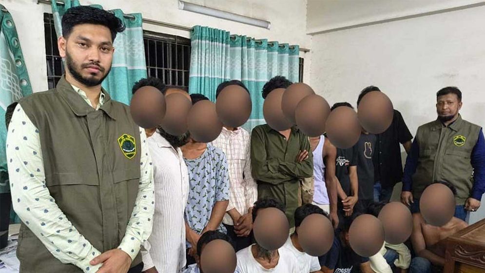 ভাটারায় দেশীয় অস্ত্রসহ গ্রেপ্তার ১৬