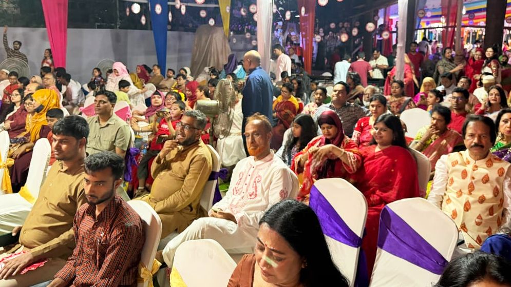 বৈশাখী মেলা উপভোগ করলেন মার্কিন রাষ্ট্রদূত ব্রেন্ট ক্রিস্টেনসন