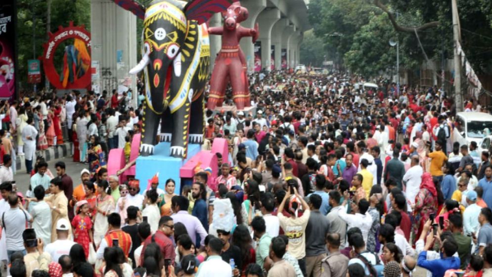 উৎসবের আবহে শান্তিপূর্ণভাবে শেষ বৈশাখী শোভাযাত্রা