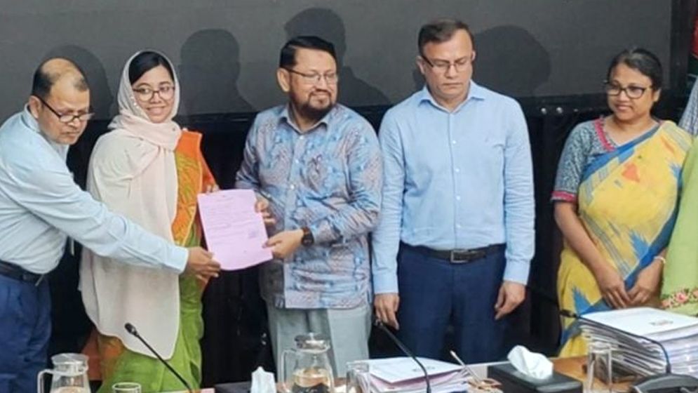 ইসিতে মনোনয়নপত্র জমা দিচ্ছেন প্রার্থীরা  