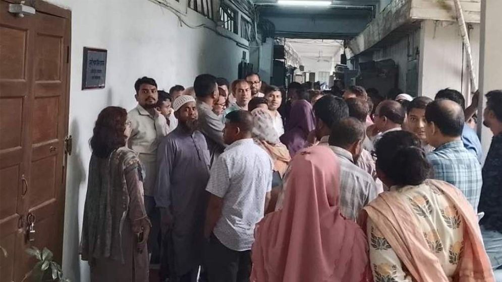 ছয় দফা দাবিতে আন্দোলনে নেমেছে ঢাবির কর্মকর্তা-কর্মচারীরা