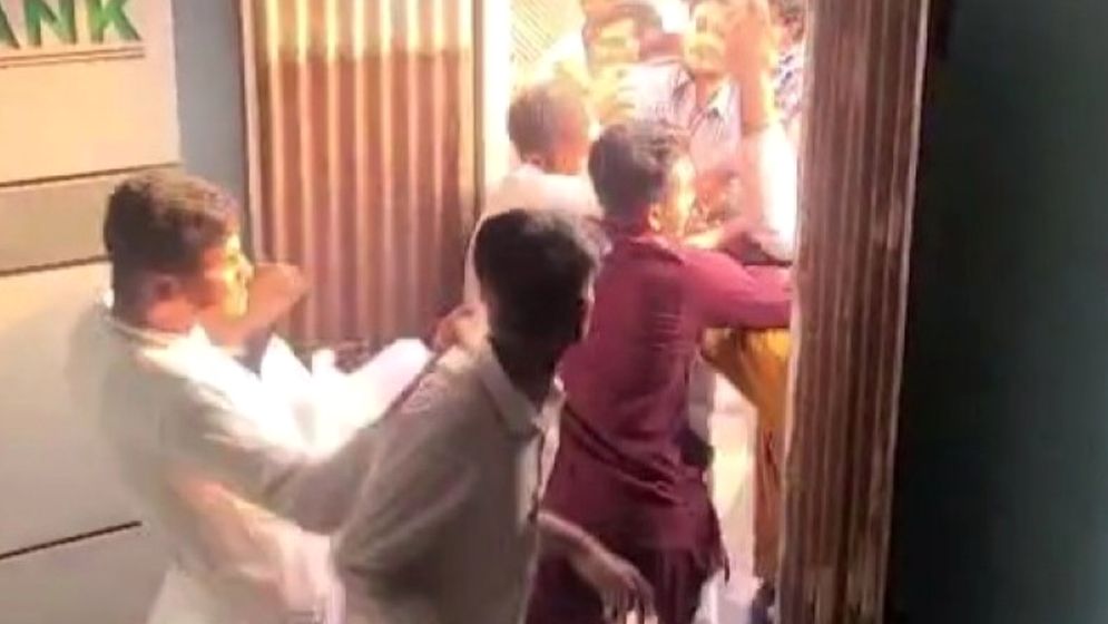 এনসিপির কার্যালয় উদ্বোধন অনুষ্ঠানে দুই পক্ষের মারামারি  