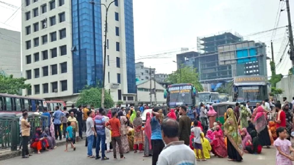 তেজগাঁওয়ে পোশাককর্মীদের সড়ক অবরোধ  