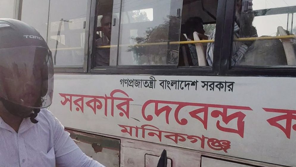 ভাড়ার বিনিময়ে শিক্ষার্থীদের সরকারি বাসে সাধারণ যাত্রী