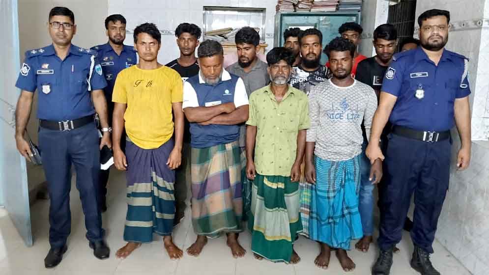 মেঘনায় অবৈধ বালু উত্তোলন, ভ্রাম্যমাণ অভিযানে আটক ১২