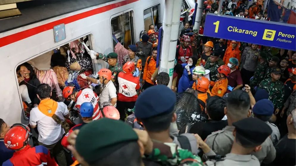 ইন্দোনেশিয়ায় দুই ট্রেনের সংঘর্ষ, নিহত বেড়ে ১৪