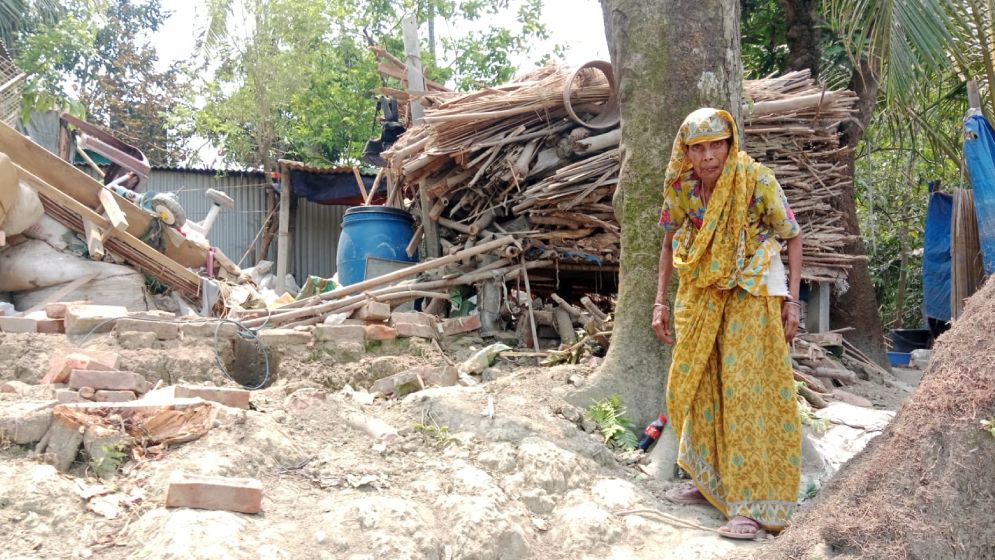 ভাঙা ঘর, নোনা জল আর এক হার না মানা জীবন