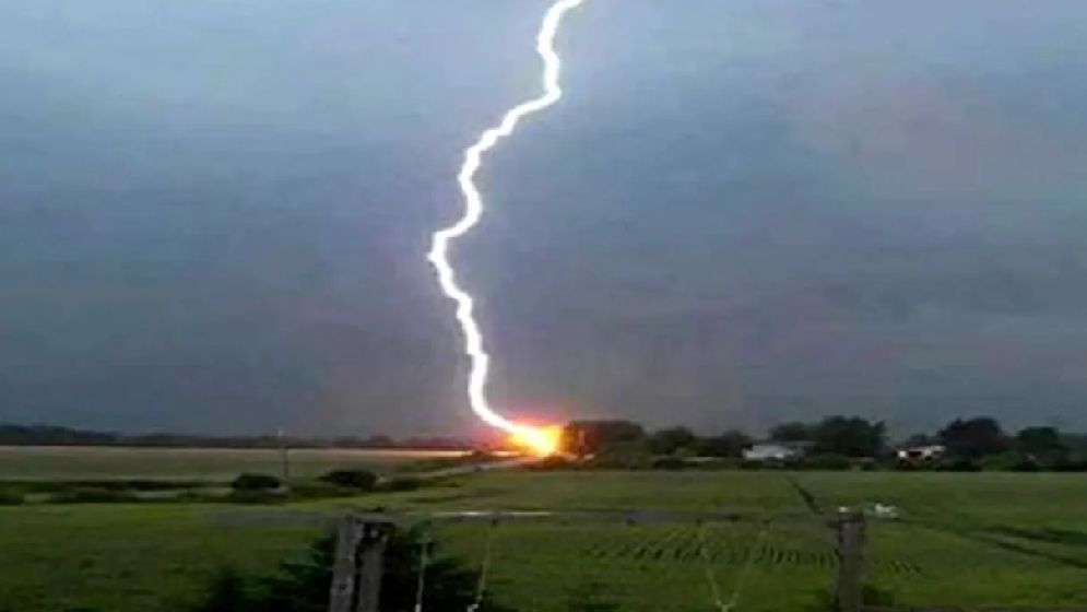 মাছ দিতে গিয়ে বজ্রপাতে যুবকের মৃত্যু