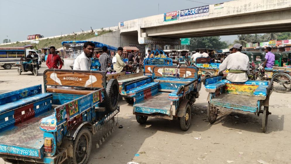 সড়কে অবৈধ স্থাপনার কারণে জনভোগান্তী